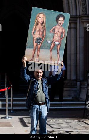 Londra, Regno Unito - 22 luglio 2020: Johnny Depp partecipa a un processo per diffamazione contro il quotidiano Sun alla Royal Courts of Justice - Depp vs Heard Foto Stock