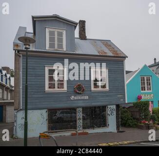 Islanda, Reykjavik, 30 luglio 2019: via nel centro di Reykjavik con la vecchia storica casa di lamiera blu Foto Stock