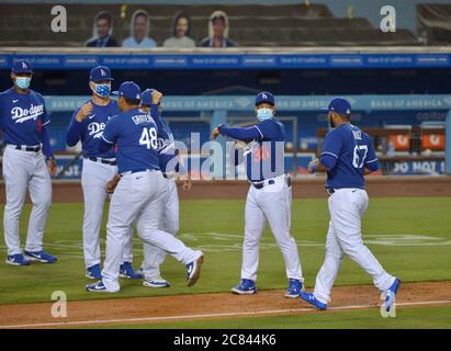 Los Angeles, Stati Uniti. 20 luglio 2020. Il manager di Los Angeles Dodgers, Dave Roberts (30), festeggia con la sua squadra dopo che i Dodgers hanno instradato l'Arizona Diamondbacks 12-1 per la seconda notte consecutiva al Dodger Stadium lunedì 20 luglio 2020. I Dodgers sono stati 9-2 vincitori Domenica. Photo by Jim Ruymen/UPIPhoto Credit: UPI/Alamy Live News Foto Stock