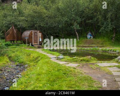 ISLANDA, THORSMORK, 3 agosto 2019: Piscina geotermica con sauna al campo di Husadalur nella foresta di betulla nella valle di Thorsmork, Islanda Foto Stock