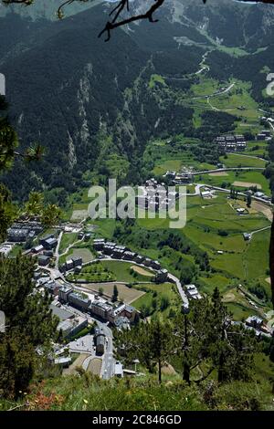 Paesaggio verticale e paesaggio urbano dal punto di vista di Roc del Quer Nei Pirenei andorrani Foto Stock