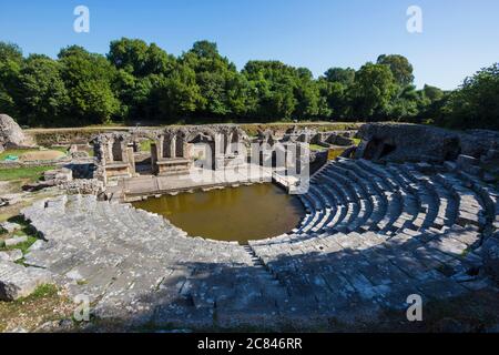 L'Albania. Butrinto o Buthrotum sito archeologico; un sito Patrimonio Mondiale dell'UNESCO. Il teatro. Un aumento della tavola di acqua ha invaso l'orchestra. Foto Stock