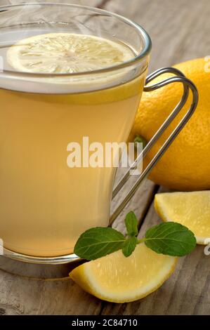 Tè caldo con limone e menta Foto Stock