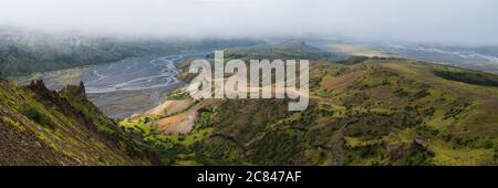 Vista panoramica mozzafiato dalla cima della montagna Valahnukur sul paesaggio della verde valle di Thorsmork con il delta del fiume Krossa, vulcani, ghiacciai e. Foto Stock