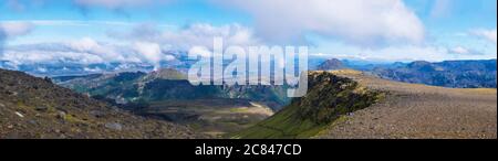 Vista panoramica mozzafiato sul paesaggio della Godland e del thorsmork con aspre rocce coperte di muschio verde e colline, canyon del fiume curvante, Islanda Foto Stock