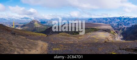 Vista panoramica mozzafiato sul paesaggio della Godland e il torsore sull'altopiano di Morinsheidi con aspre rocce e colline coperte di muschio verde. Islanda Foto Stock