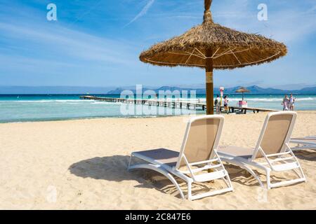 Lettini e ombrellone a Platja de Muro, Maiorca Foto Stock