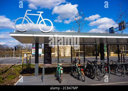 POZNAN, POLONIA - 17 marzo 2019: Biciclette parcheggiate bloccate su scaffali nella zona di Rataje Foto Stock