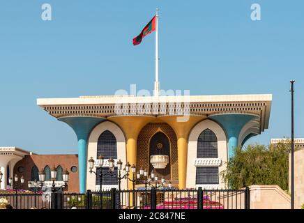 Mascate, Oman - 10 febbraio 2020: Vista frontale del Palazzo al Alam di una delle sei residenze sultaniche, situate nella Vecchia Mascate nel Sultanato dell'Oman. Foto Stock