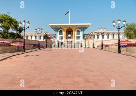 Mascate, Oman - 10 febbraio 2020: Vista frontale del Palazzo al Alam di una delle sei residenze sultaniche, situate nella Vecchia Mascate nel Sultanato dell'Oman. Foto Stock