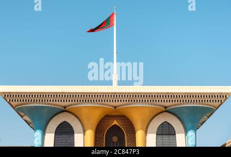 Mascate, Oman - 10 febbraio 2020: Bandiera nazionale di Oman sul Palazzo al Alam, situato nel vecchio Mascate nel Sultanato di Oman. Foto Stock