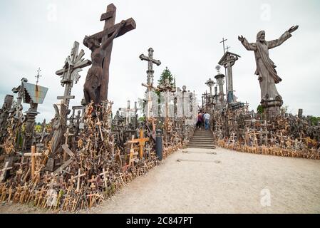 Kryziu Kalnas / Lituania - 15 giugno 2020: La collina delle croci è un luogo di pellegrinaggio nella Lituania settentrionale piena di croci e effigi in legno Foto Stock