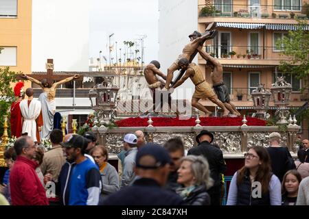 Un galleggiante che raffigura la crocifissione durante la parata pasquale a Palma, Maiorca Foto Stock