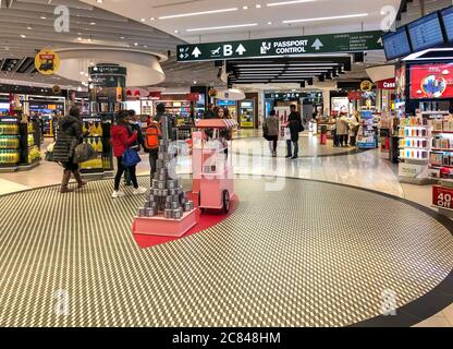 Ferno, Milano-Malpensa, Italia - 8 febbraio 2020: Area di Shopping Duty Free Milano all'interno del Terminal 1 dell'Aeroporto Internazionale di Milano Malpensa. Foto Stock