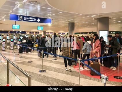 Ferno, Milano-Malpensa, Italia - 16 febbraio 2020: I passeggeri attendono il controllo del passaporto all'aeroporto internazionale di Milano Malpensa. Foto Stock