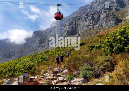 Una delle due funivie che portano i visitatori in cima alla Table Mountain di Città del Capo. Queste auto girevoli possono ospitare 70 persone in tutta comodità. Foto Stock
