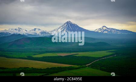 Splendido scenario dei vulcani Kamchatka a Petropavlovsk, regione di Kamchatka Foto Stock