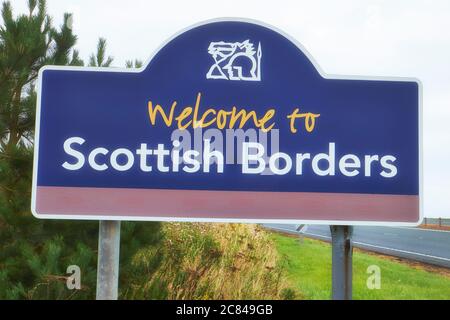 Cartello stradale 'Welcome to Scottish Borders' sulla A1 Road a nord di Berwick-upon-Tweed Foto Stock