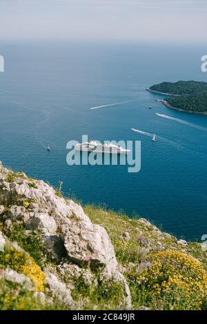 Nave da crociera ormeggiata vicino all'isola di Lokrum, Dubrovnik, Croazia. Foto Stock