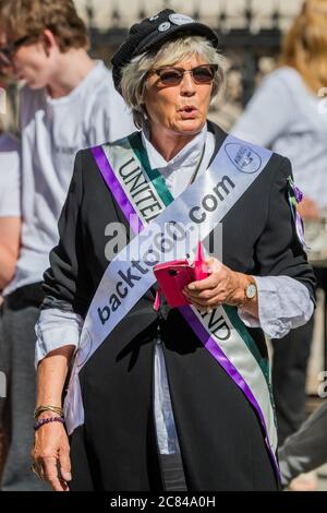 Londra, Regno Unito. 21 luglio 2020. Il protestore della pensione delle donne prima di aspettare fuori Johnny Depp arriva alla Corte di giustizia reale. Credit: Guy Bell/Alamy Live News Foto Stock