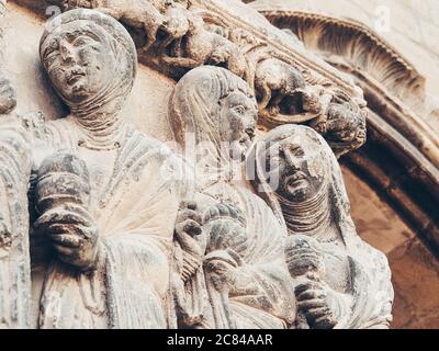 Foto closeup di pareti di statua intemperie sulla chiesa romana nella città di Estella a Navarra, Spagna Foto Stock