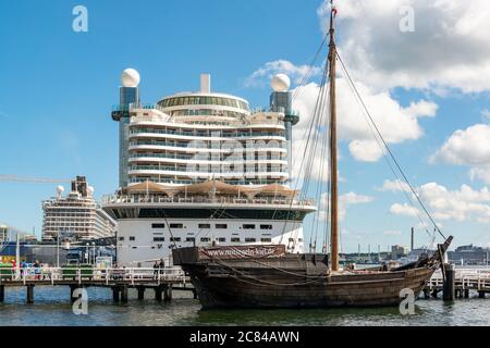 Das Kreuzfahrtschiff AIDA cara am Ostseekai in Kiel Foto Stock