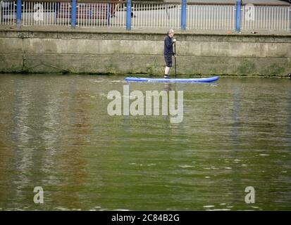 L'uomo anziano si imbarchi lungo il Tamigi a Putney, Londra Foto Stock