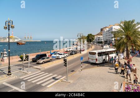 Mutrah, Oman - 10 febbraio 2020: Vista urbana del centro di Mutrah sul Golfo della costa di Oman in provincia di Muscat, Sultanato di Oman, Medio Oriente Foto Stock