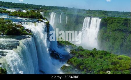 Foto aerea delle incredibili Cascate di Iguazu situate in Brasile Foto Stock