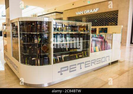 POZNAN, POLONIA - 17 marzo 2019: Stand Peterson con portafogli in vendita in un centro commerciale Pornania Foto Stock