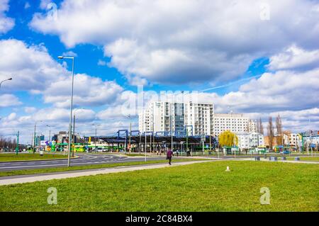 POZNAN, POLONIA - 17 marzo 2019: Erba verde accanto alla strada vicino a un edificio di appartamenti e Rataje stazione degli autobus Foto Stock