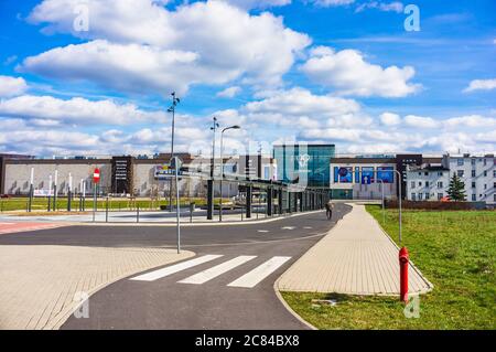 POZNAN, POLONIA - 17 marzo 2019: Percorso asfaltato che conduce all'edificio del centro commerciale Pornania Foto Stock