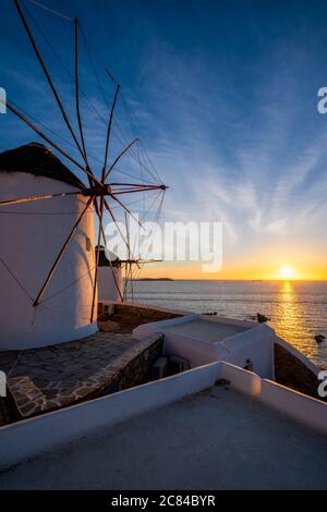 Tradizionali mulini a vento greca sull'isola di Mykonos all'alba, Cicladi Grecia Foto Stock