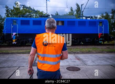 16 luglio 2020, Meclemburgo-Pomerania occidentale, Mukran: Una locomotiva elettrica di classe 140 costruita nel 1972 viene spinta sulla rete ferroviaria portuale per una prova dopo l'ispezione principale nel laboratorio di riparazione della Baltic Port Services GmbH (BPS). Nel workshop aperto dalla Deutsche Reichsbahn nel 1986, i veicoli ferroviari provenienti dal traghetto ferroviario sono stati ricavati dalla carreggiata russa larga 1520 millimetri alla carreggiata standard utilizzata nel resto d'Europa. Il laboratorio, che è stato rilevato nel 2014 dalla società di oggi Enon, con sede a Putlitz, Brandeburgo, riconversione vecchie locomotive An Foto Stock