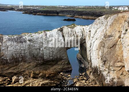 White Arch (BWA Gwyn in gallese) è un magnifico arco marino naturale sulla costa di Rhoscolyn, in Anglesey. Il sito fa parte di SSSI biologico e geologico. Foto Stock