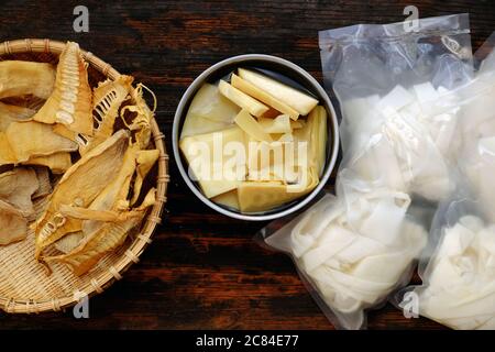 Vista dall'alto, i germogli di bambù con tre processi sono asciutti, coniati, bolliti per fare la materia prima per molti alimenti vietnamiti vegani Foto Stock