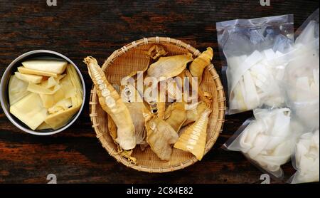 Vista dall'alto, i germogli di bambù con tre processi sono asciutti, coniati, bolliti per fare la materia prima per molti alimenti vietnamiti vegani Foto Stock