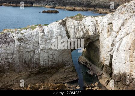 White Arch (BWA Gwyn in gallese) è un magnifico arco marino naturale sulla costa di Rhoscolyn, in Anglesey. Il sito fa parte di SSSI biologico e geologico. Foto Stock