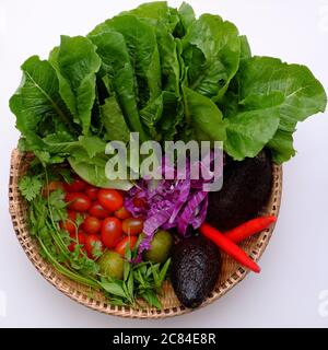 materie prime colorate per verdure miste da avocado, insalata, pomodoro, cavolo violetto, cibo dietetico fatto in casa per la perdita di peso, piatto vegano di nutrizione Foto Stock