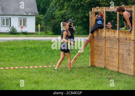 Città Plavinas, Lettonia. Corsa, le persone sono state impegnate in attività sportive. Superare vari ostacoli e correre.18.07.2020 Foto Stock