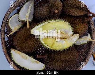 Vista dall'alto frutta Durian in cesto con polpa gialla, una specie di frutta tropicale popolare da agricoltura prodotto in Vietnam, puzzolente e gustoso Foto Stock