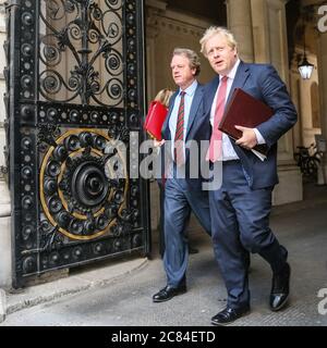 Londra, Regno Unito. 21 luglio 2020. Il primo ministro britannico Boris Johnson ritorna a 10 Downing Street dopo questa riunione del gabinetto di mattina. Camminando qui con Alister Jack, Segretario di Stato per la Scozia. Credit: Imageplotter/Alamy Live News Foto Stock