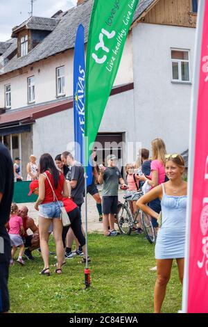 Città Plavinas, Lettonia. Corsa, le persone sono state impegnate in attività sportive. Superare vari ostacoli e correre.18.07.2020 Foto Stock