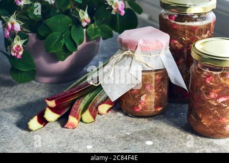 Marmellata biologica con rabaro e petali di rosa in vasi. Foto Stock