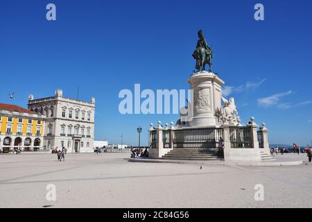 LISBONA Portogallo - 11 GIUGNO 2017 : Praca do Comercio (Piazza del Commercio) e la statua equestre del re Jose I. la piazza principale di Lisbona è esposta al sole Foto Stock