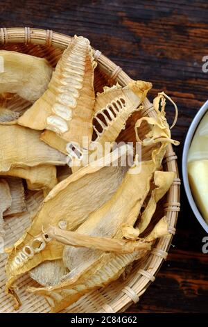 Vista dall'alto germogli di bambù essiccati su sfondo di legno, materia prima per molti alimenti vegani vietnamiti Foto Stock