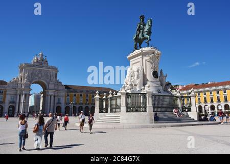 LISBONA Portogallo - 11 GIUGNO 2017 : Praca do Comercio (Piazza del Commercio), Arco di Rua Augusta e statua equestre di Re Jose I. Piazza principale del pubblico in Foto Stock