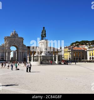 Lisbona, Portogallo - 11 Giugno 2017 : Praca do Comercio (Piazza del Commercio), Arco di Rua Augusta e statua equestre di Re Jose I. Piazza principale in Foto Stock