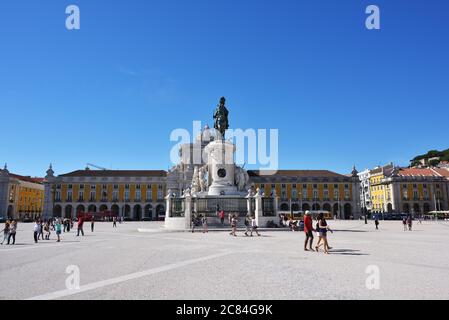 Lisbona, Portogallo - 11 Giugno 2017 : Praca do Comercio (Piazza del Commercio), Arco di Rua Augusta e statua equestre di Re Jose I. Piazza principale in Foto Stock