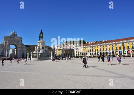 LISBONA Portogallo - 11 GIUGNO 2017 : Praca do Comercio (Piazza del Commercio), Arco di Rua Augusta e statua equestre di Re Jose I. Piazza principale del pubblico in Foto Stock